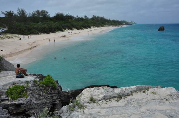 Admirando praia no litoral sul de Bermuda